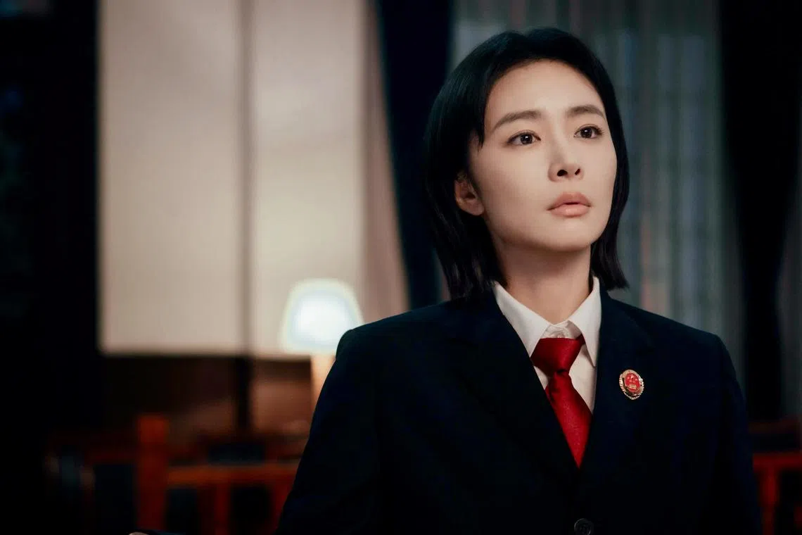 高叶变身理智严肃、坚守原则的青年检查官方灵渊。（取自剧集微博）