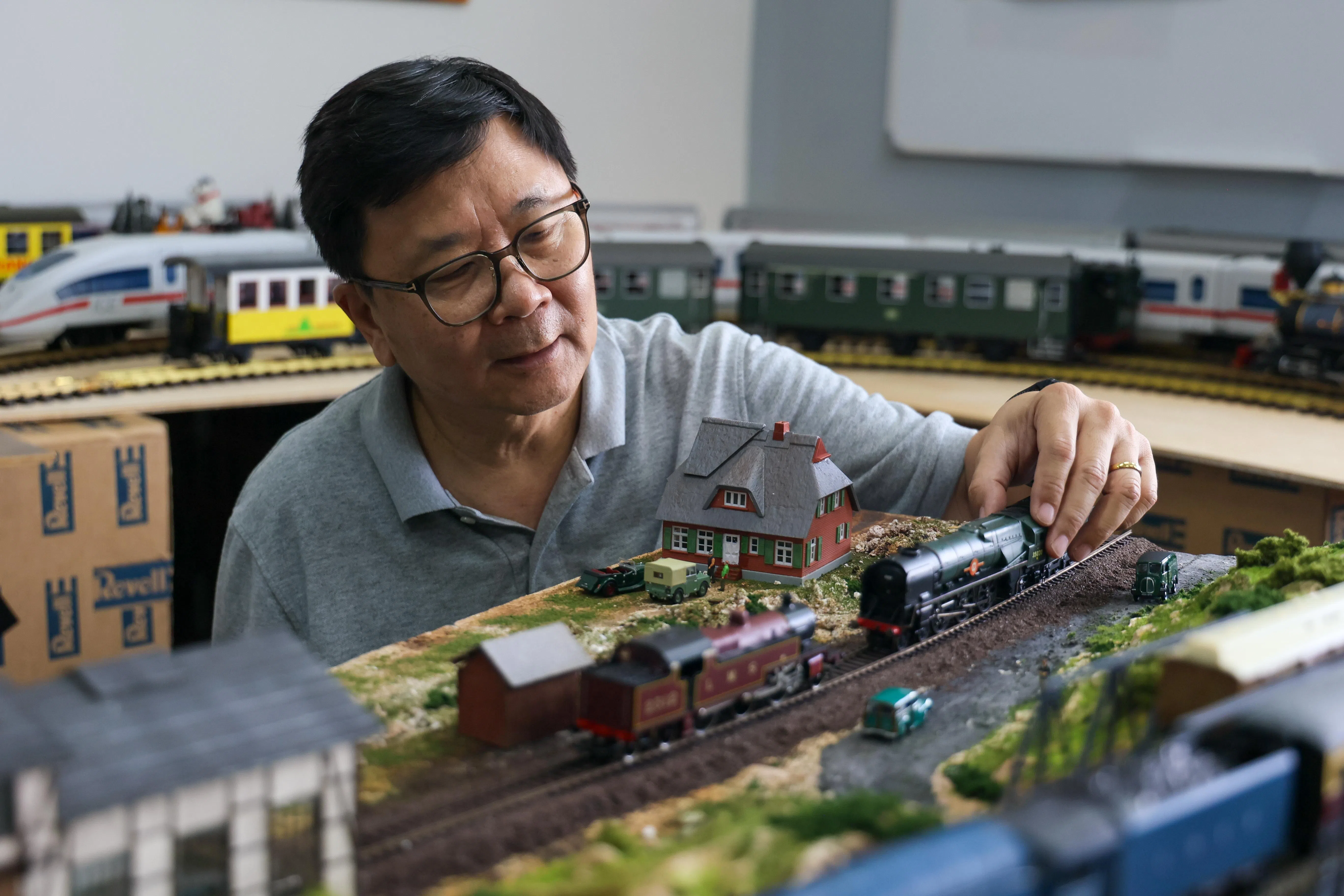 许德平展示他与巴特共同打造的微缩铁道景观。（张俊杰摄）