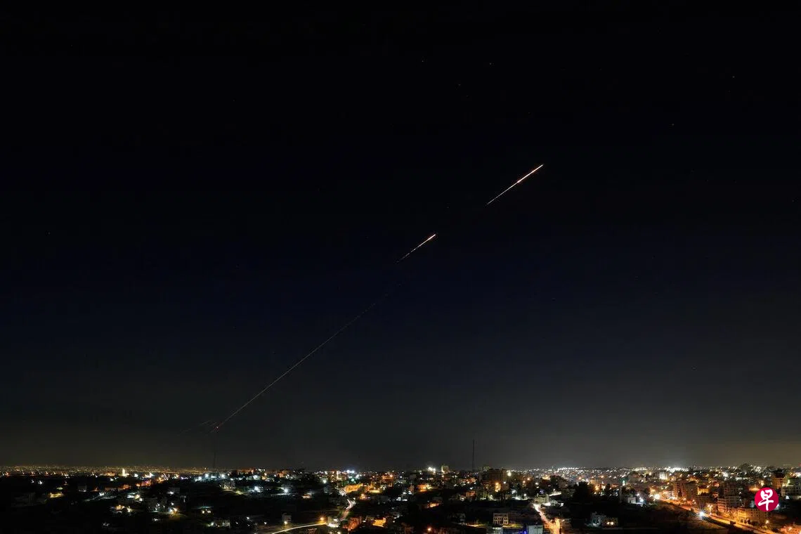 Image 34: 3月5日，伊朗朝被以色列占领的约旦河西岸城市发射导弹。 （路透社）