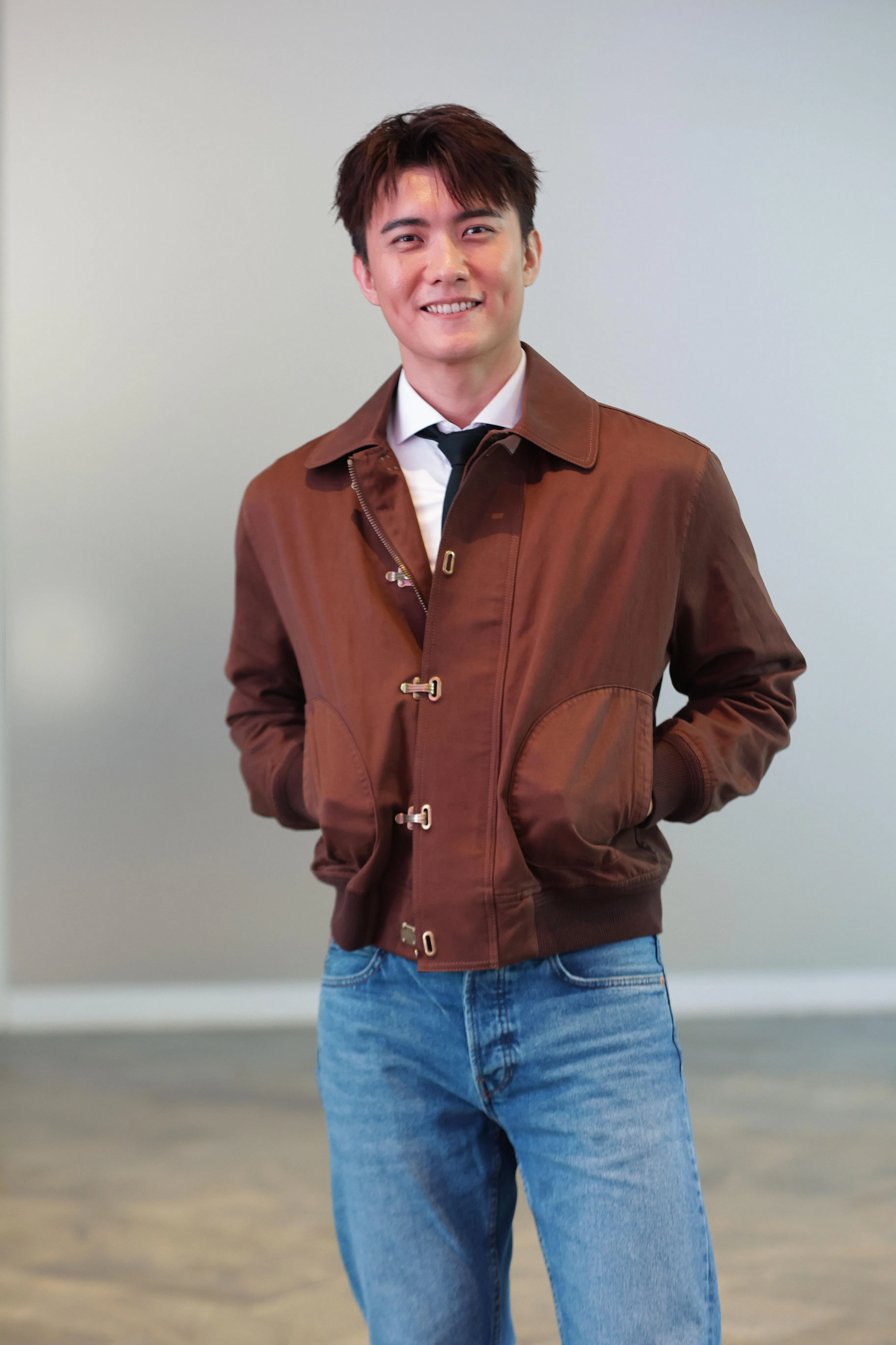 张哲通为戏学吉他和唱歌。（新明日报）