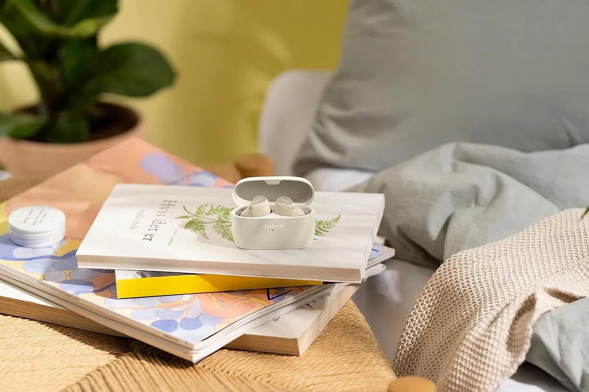Jabra Elite 5设计简洁，采用实体按键。（厂商提供照片）