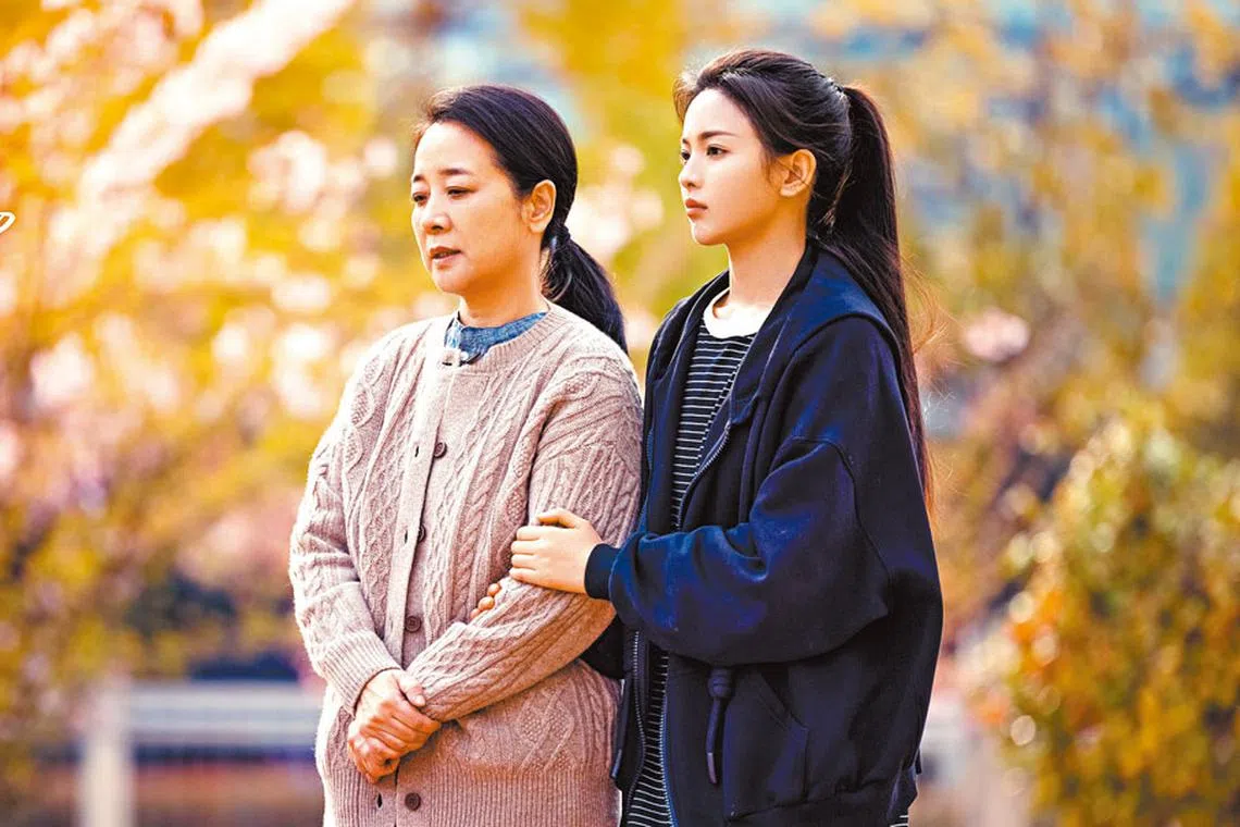 杨超越（右）被母亲陈小艺长期忽视，母女关系不太亲密。（互联网）