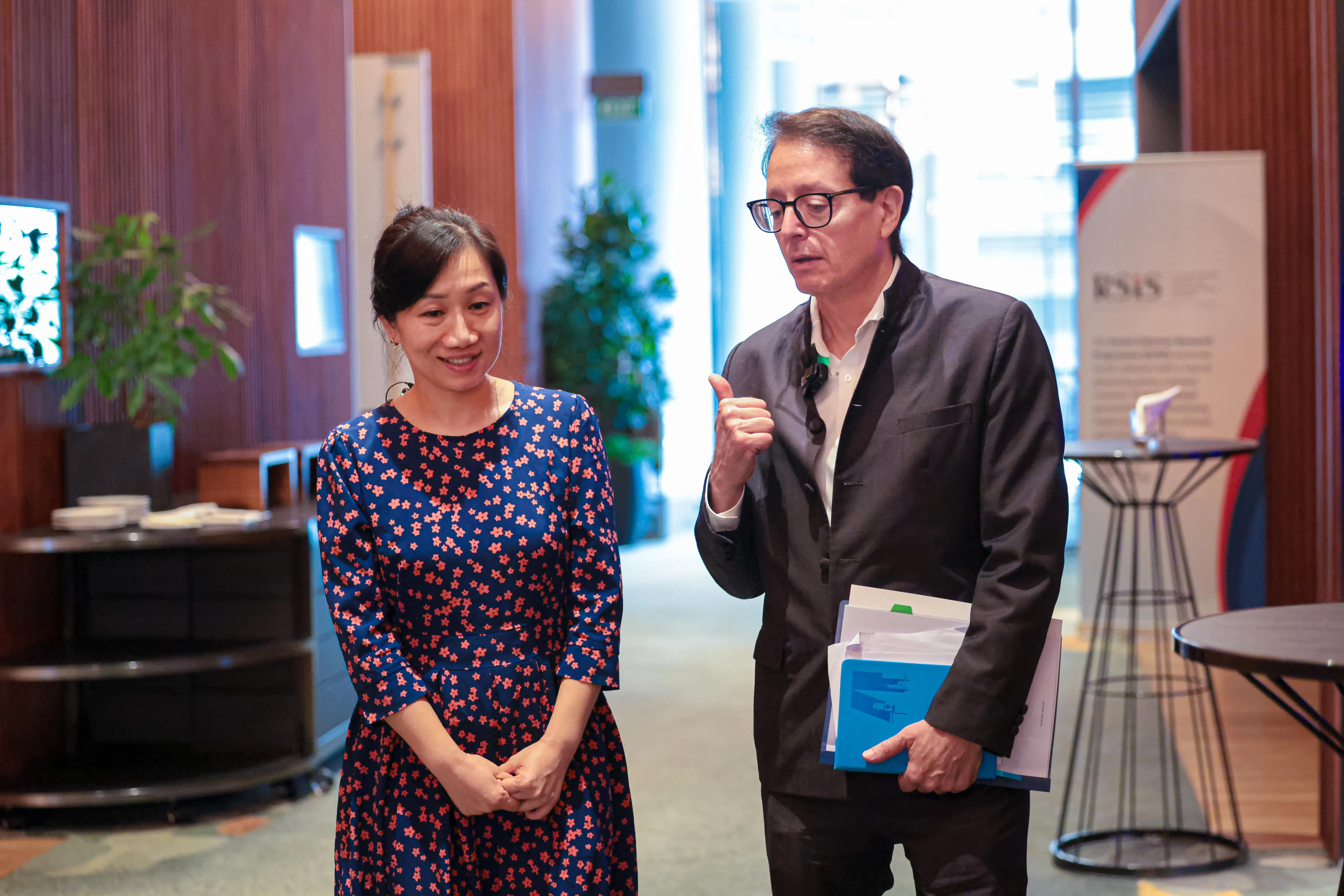 贝淡宁出席南洋理工大学主办的社会和谐国际大会间章论坛（International Conference on Cohesive Societies），接受《有客到》专访。（李冠卫摄）