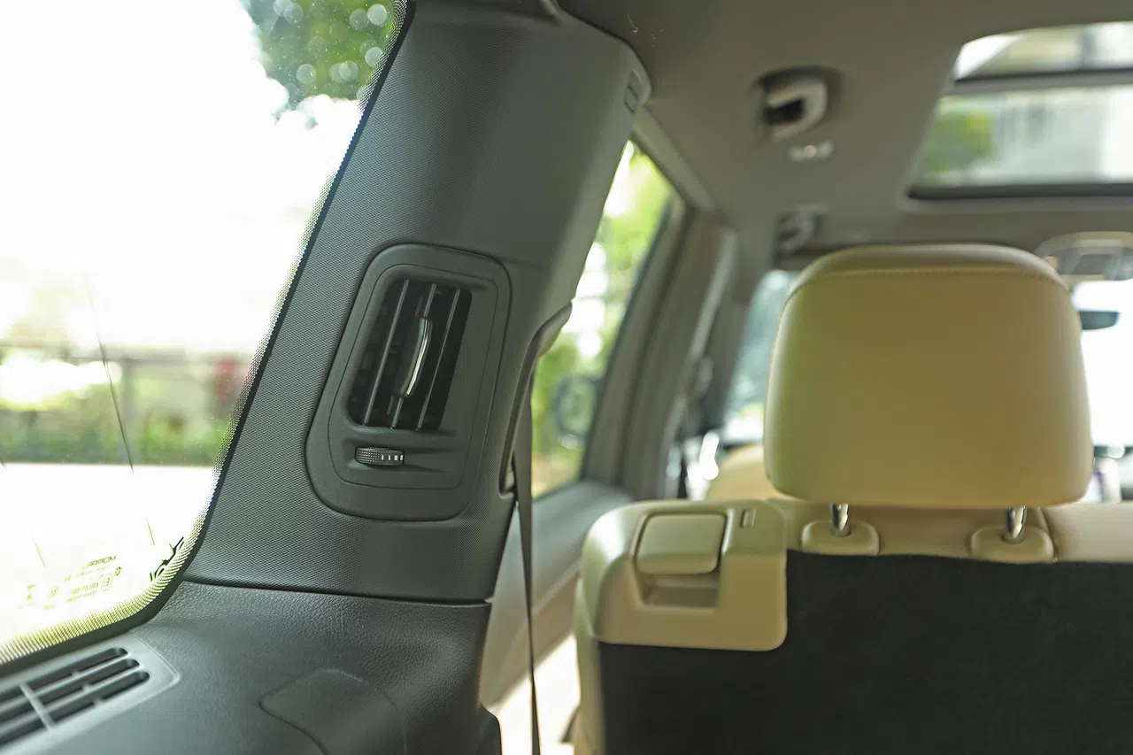 后排座位配备冷气出风口，让乘客坐得舒适。（陈心媛摄）