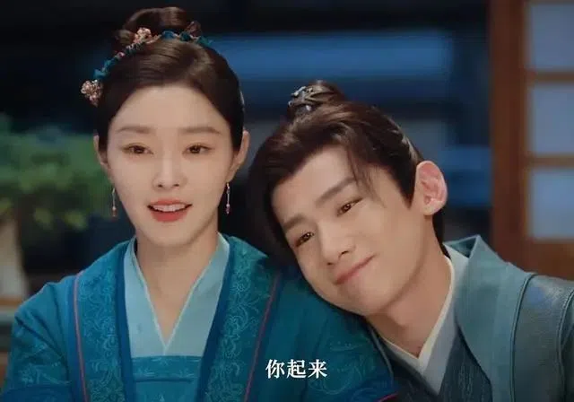 白敬亭（右）与宋轶演完网剧《长风渡》后不仅添加人气，还爆出来电，引发更多关注。（互联网）