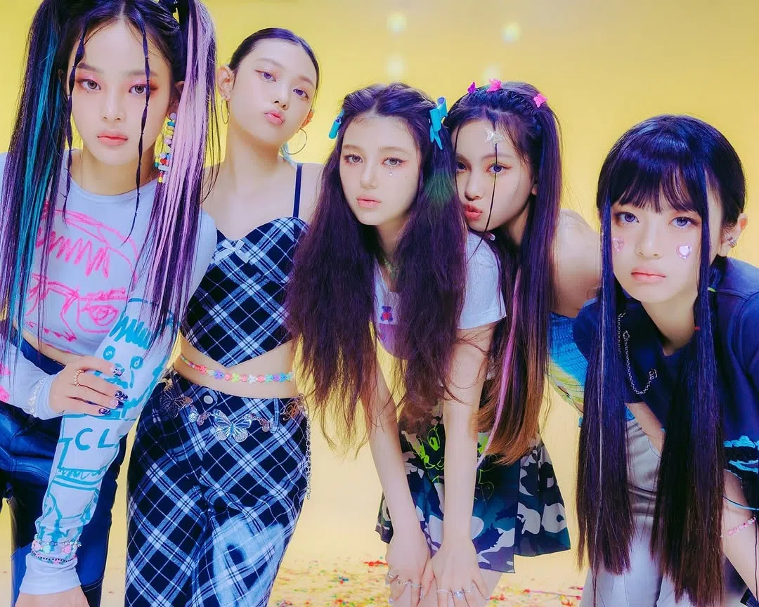 NewJeans的穿搭融合“Y2K”和“多巴胺”鲜艳的穿衣风格。（取自NewJeans IG）