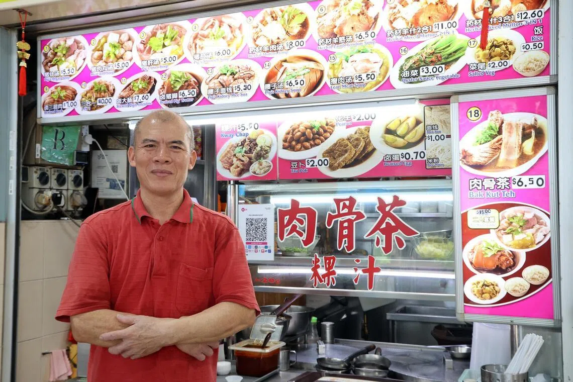 黄埔通道第90座熟食中心 “猪什汤·药材羊肉汤”摊主游义坤说，食客更习惯吃猪内脏，暂时不考虑售卖猪血。（邝启聪摄）