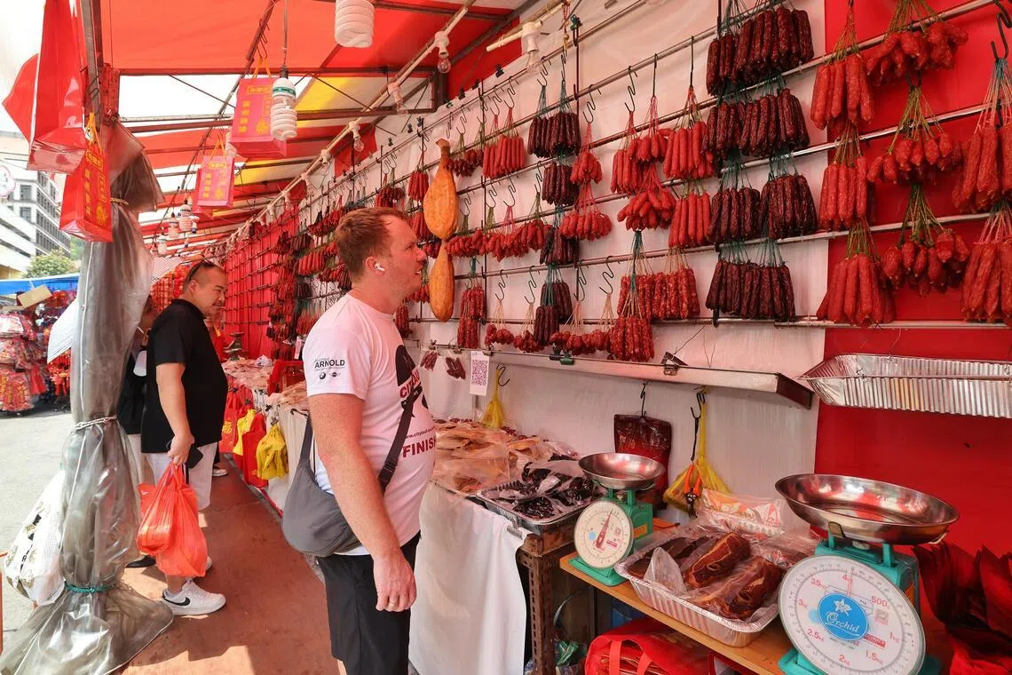 星期六下午，记者走访广式腊味摊主叶伟强的摊位时，腊味已卖剩不到一半。（唐家鸿摄）