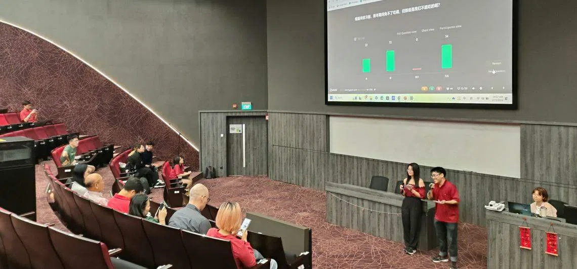 “智龙争霸赛”游戏不仅考验参与者的知识储备，还考验临场反应。（国大中文系同学会提供）