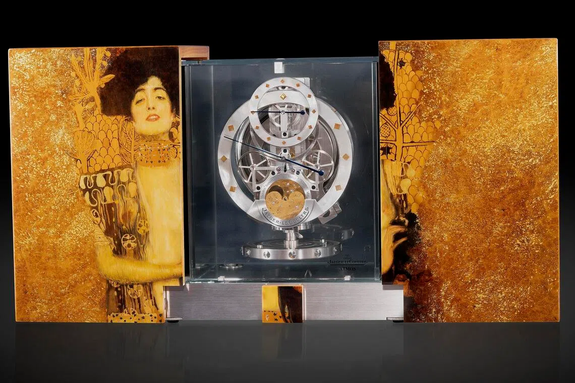 Atmos Marqueterie“Gustav Klimt”座钟，是积家为庆祝Atmos问世80周年推出的作品，特点是靠温差驱时。（富艺斯提供）