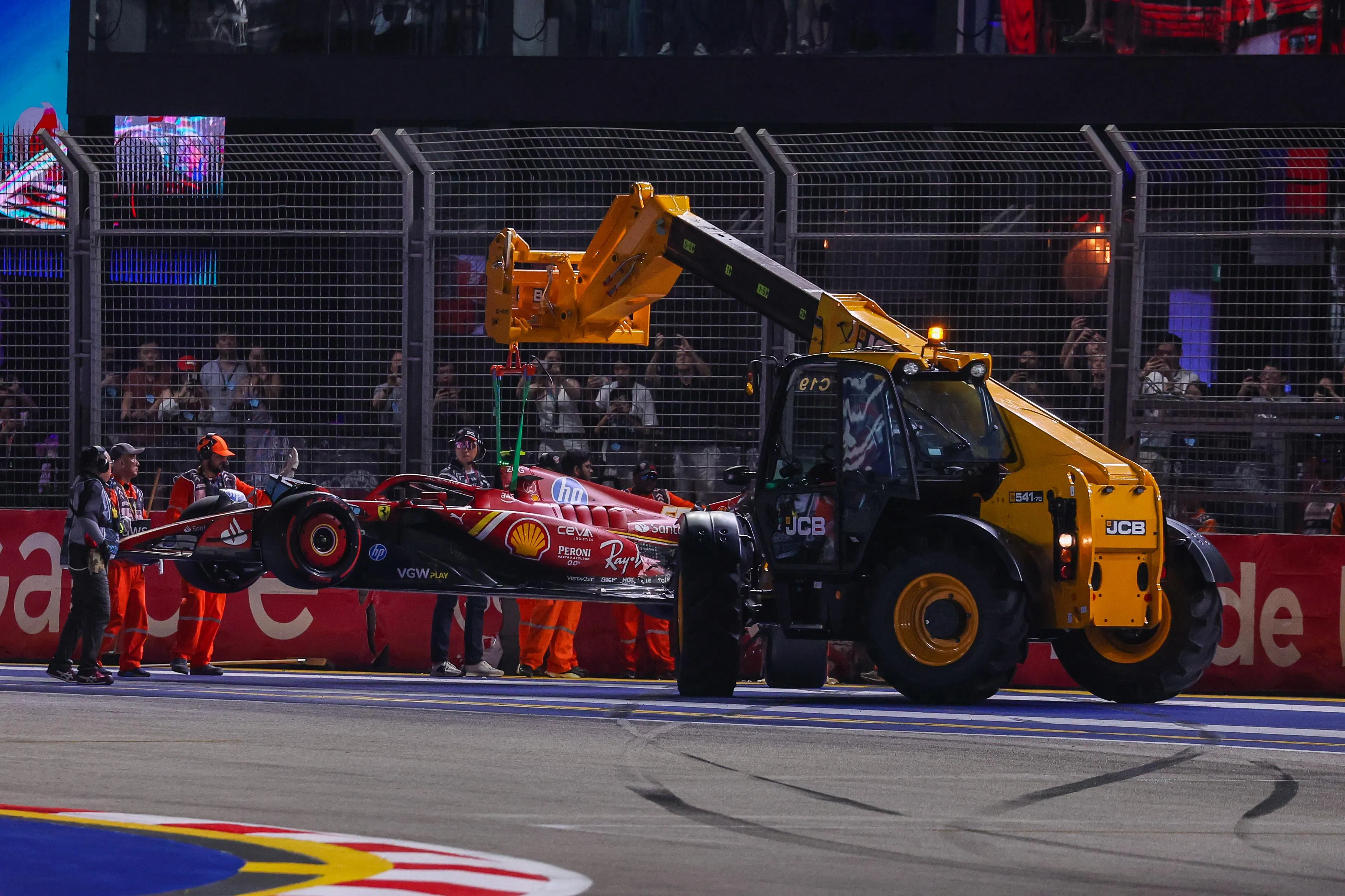 法拉利车手塞恩斯在最后一弯撞车，未能达成有效圈速。（白艳琳摄）