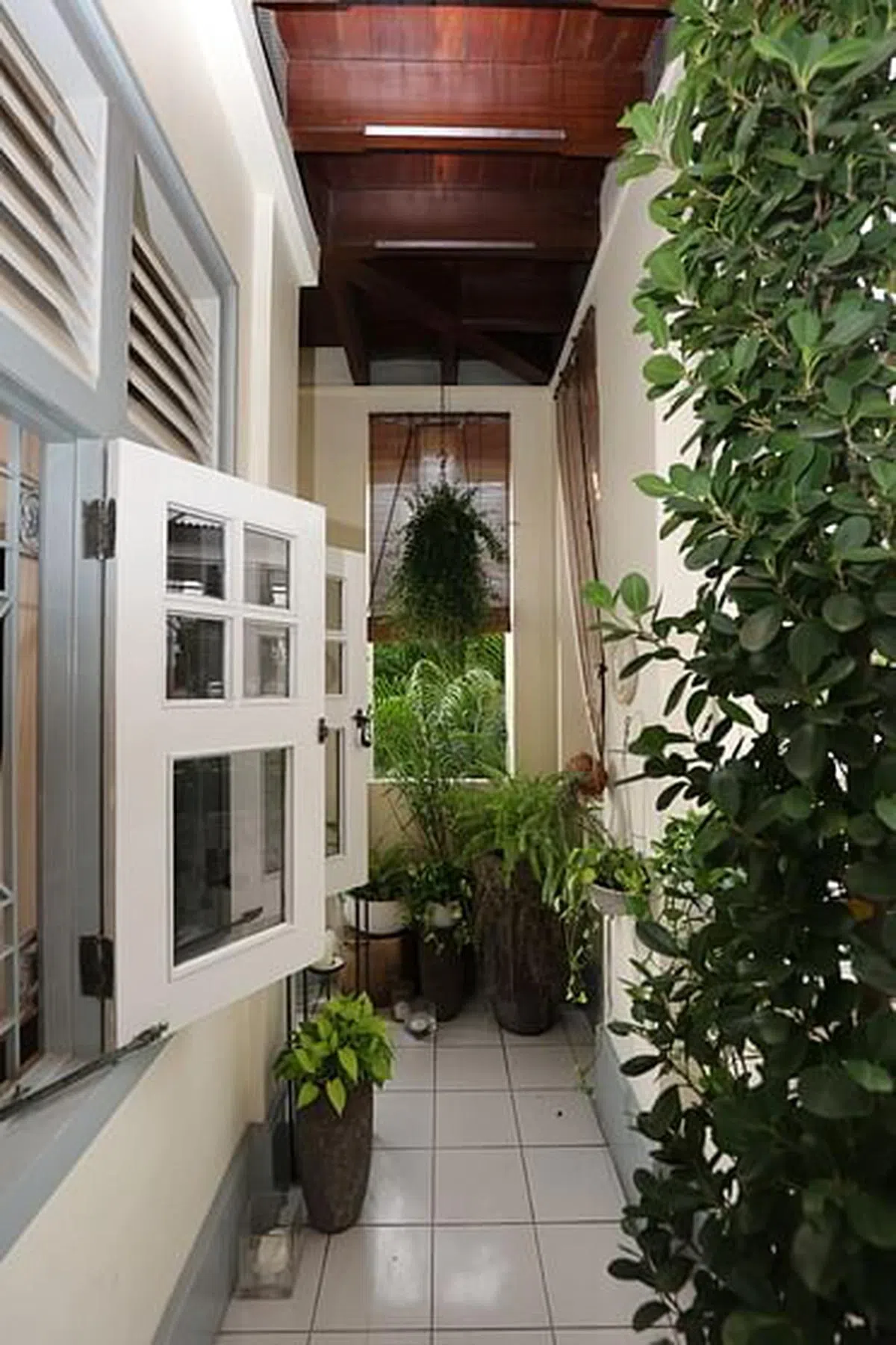 屋外独特的私人走廊也是这栋排屋的吸睛点。