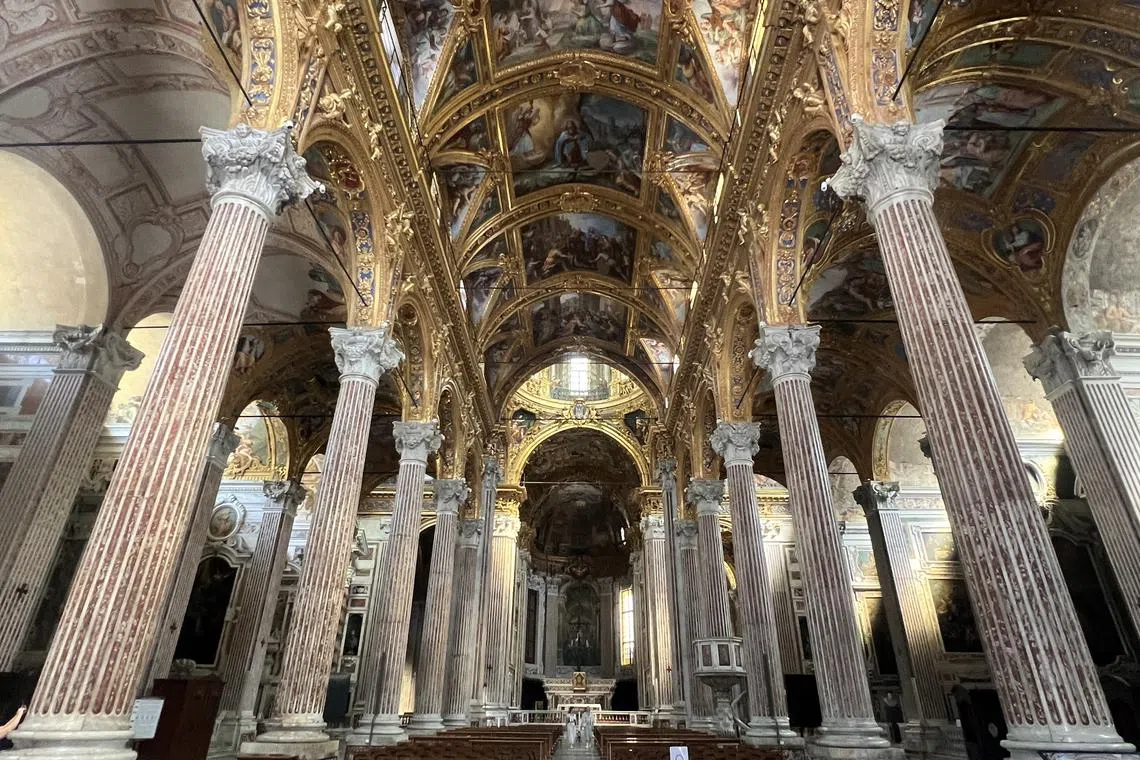 一踏入热那亚的教堂，就能感受到金碧辉煌。（叶孝忠摄）