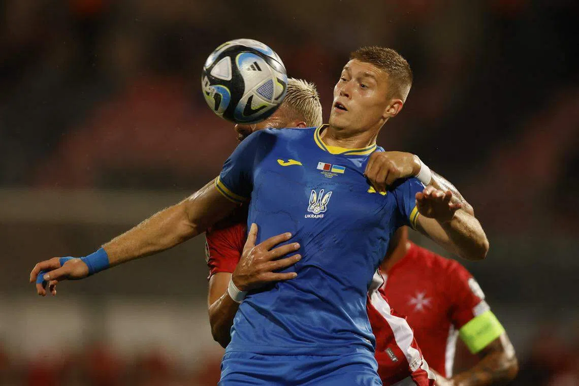 乌克兰前锋多夫贝克（蓝衣）本赛季表现不俗，13场比赛中已为希罗纳攻入七球。（路透社）