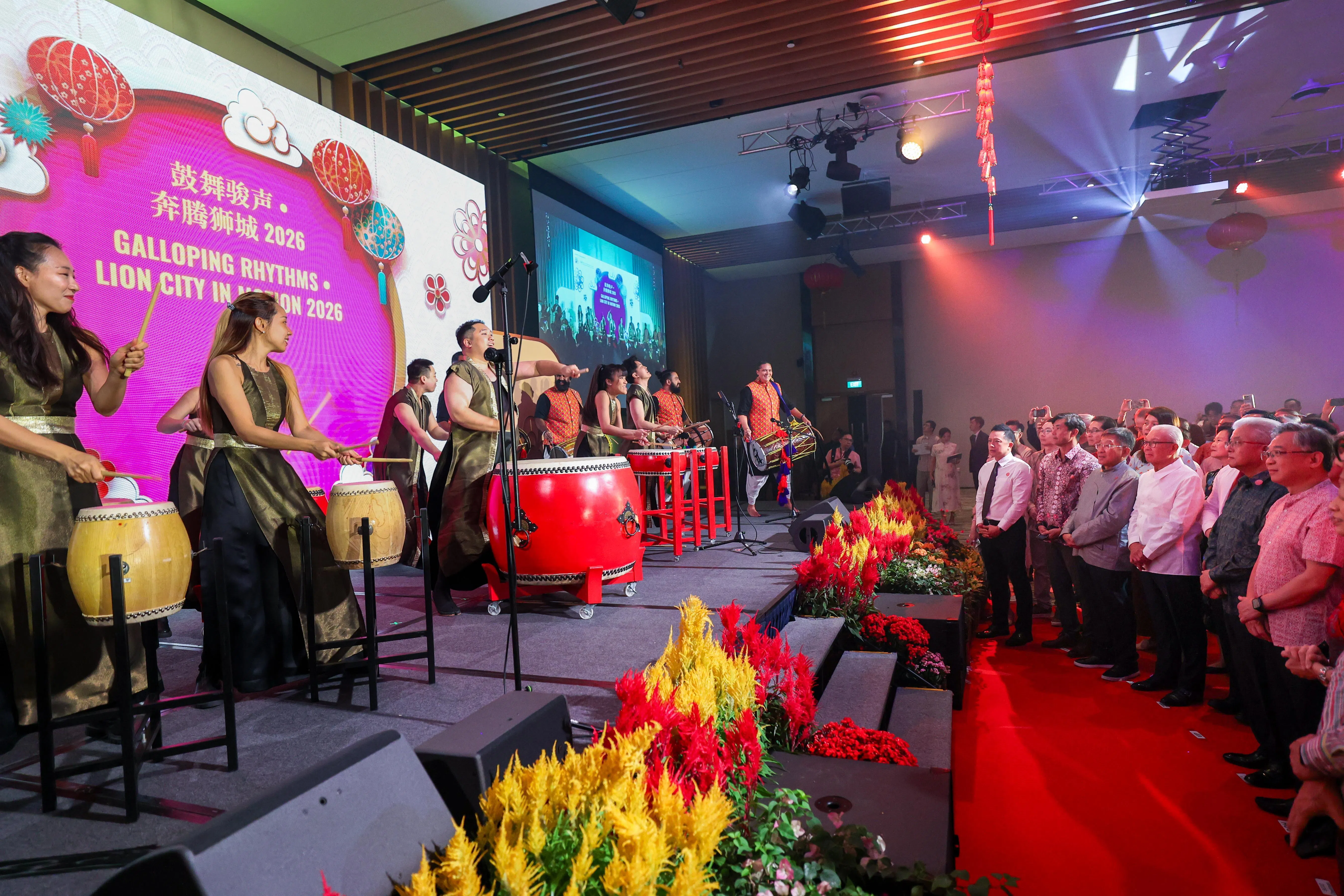 打击乐团FENG鼓携手马来打击乐团Nadi Singapura及印度鼓队Singapore Dhol Squad同台演出，通过跨族群合作营造热烈而多元共融的节庆氛围。（林明顺摄）