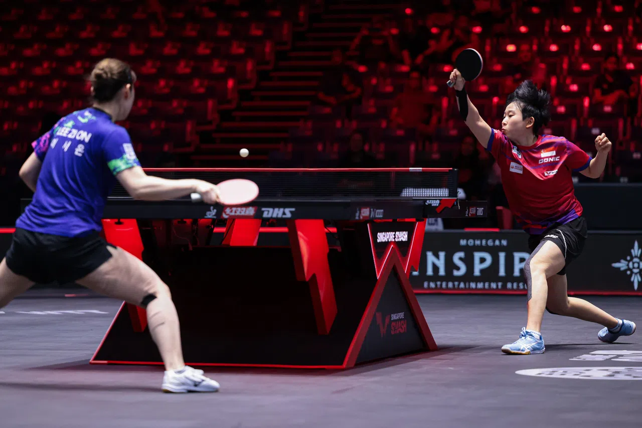 我国小将周靖祎（右）1比3不敌世界第39的李时温。（李冠卫摄）