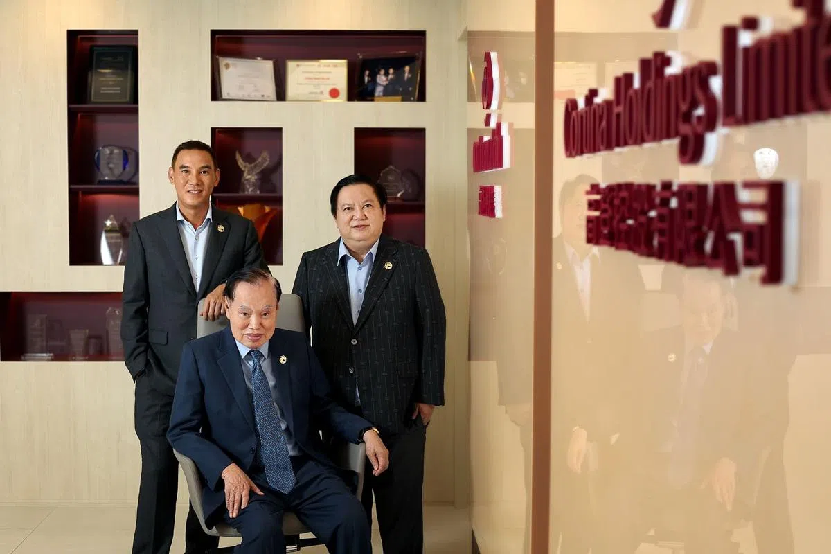 高登钟表在50年前由林廷万（中）创办，现由二代掌门大儿子林日民（右）和小儿子林日耀（左）守业展业。（龙国雄摄）