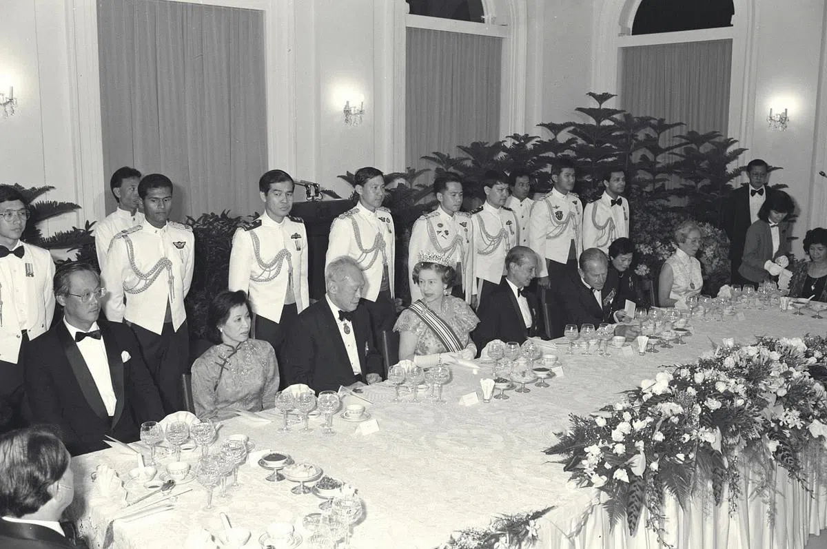 1989年10月10日，英女王伊丽莎白二世出席在总统府举行的国宴。左起是第一副总理吴作栋夫妇、李光耀总理、英女王、黄金辉总统、菲利普亲王、黄金辉夫人许淑香、李光耀夫人柯玉芝、新加坡驻英国最高专员阿齐兹的夫人。英女王和夫婿菲利普亲王当年对新加坡展开为期三天的国事访问。（档案照）