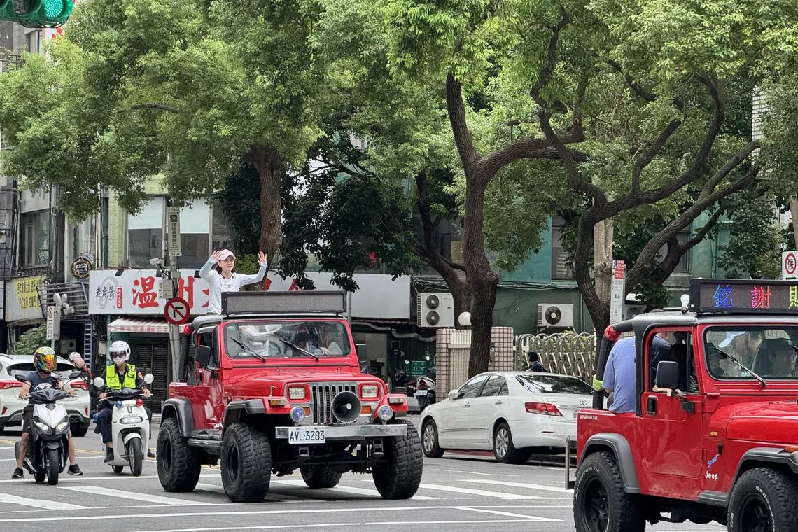 台湾726首波大罢免结果星期六出炉，24席国民党立委一席也没罢掉，蓝营7月27日旋即展开谢票行程。图为国民党立院党团书记长王鸿薇登上宣传车沿街谢票。（缪宗翰摄）