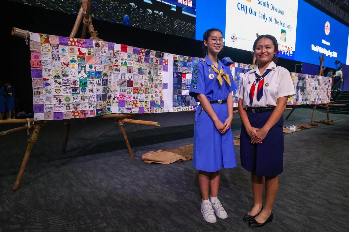 为配合2月的世界静思日，新加坡女童军协会星期六在新加坡博览中心举办了活动和展览。立化中学的卓泉秀（右）参与策划，四德女子中学的翁颂恩则展示了她关于女性经期用品的项目。（白艳琳摄）