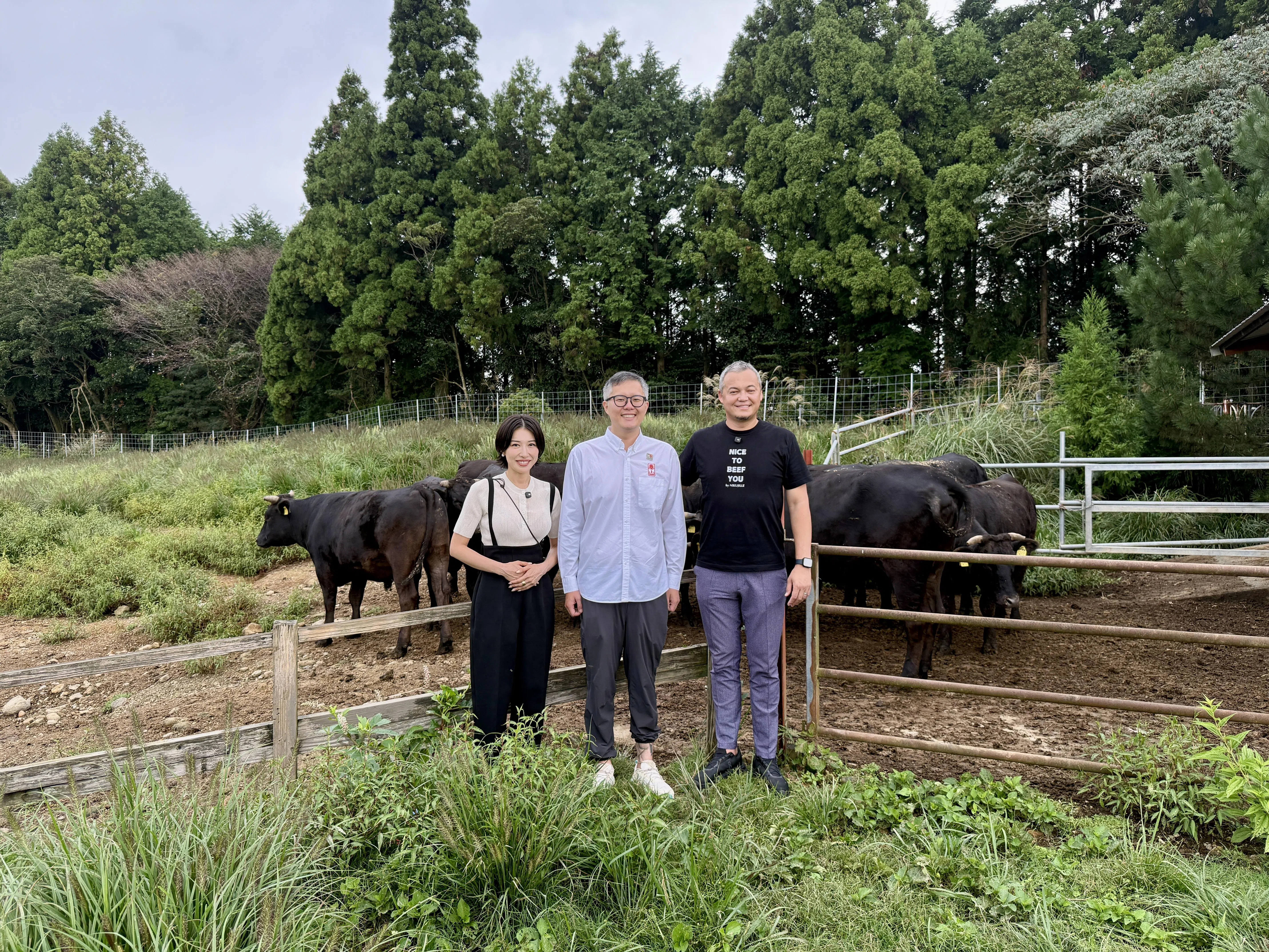 卓泰山农场首席策略官卓康伟（中）2024年开始与贸易公司NIKUJILLE合作进口有田和牛，NIKUJILLE社长Arita James（右一）是有田牧畜产业社长有田米増的女婿，左一是James的妻子有田利子（NIKUJILLE副社长）。（陈映蓁摄）