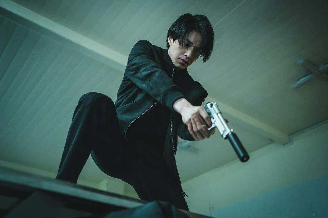 因为李栋旭长得帅，导演因此锁定他主演《杀人者的购物中心》。（Disney+提供）