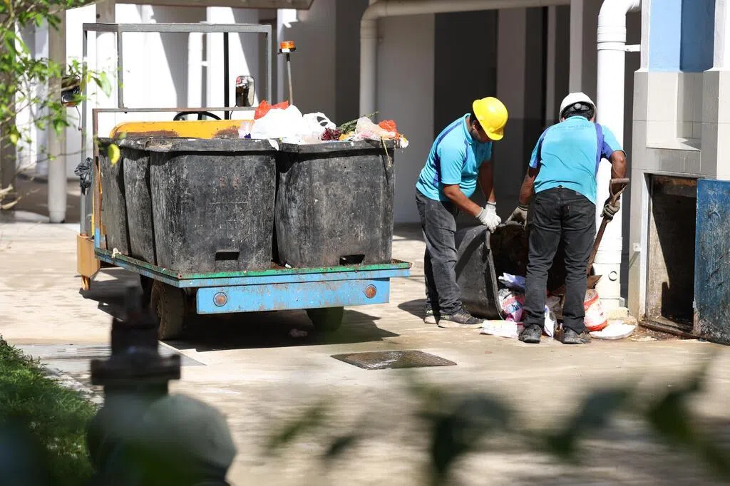 从7月起，所有住宅单位的垃圾收集费将调高，组屋和公寓住户每月收费调高4角4分，有地住宅住户的收费增1.50元。