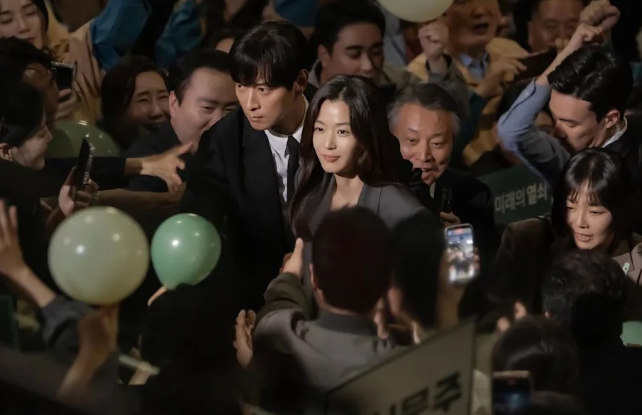 韩国女神全智贤与姜栋元联手主演新剧《暴风眼》，岂料一句台词引却发网民热议。（互联网）