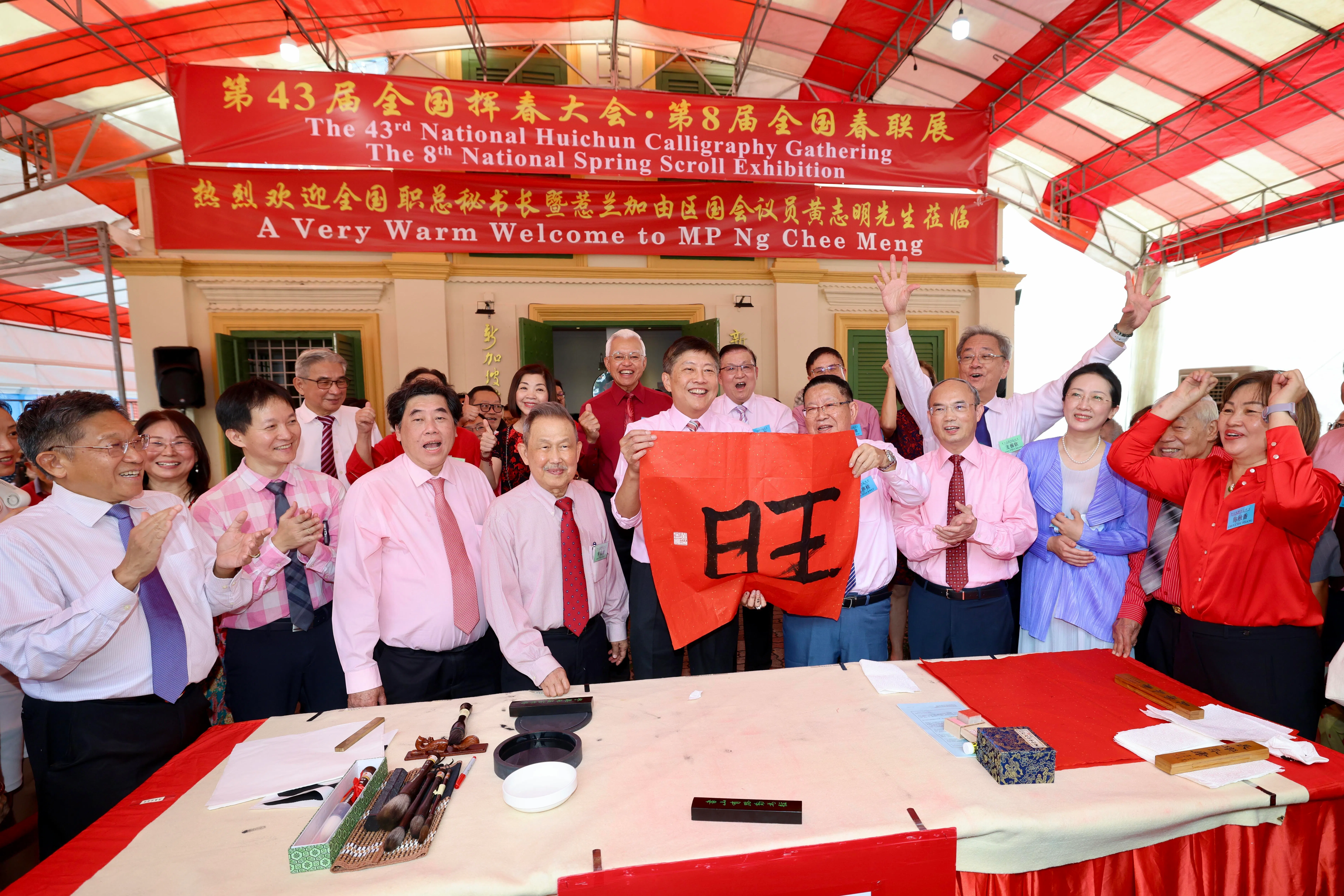 惹兰加由国会议员、全国职工总会秘书长黄志明以主宾身份出席了活动，他现场挥毫写下一个“旺”字，并为公众们送上了“身体健康、事事顺利、马到成功”的新年祝福。（陈斌勤摄）