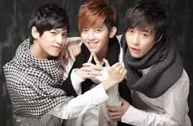 罗云熙（左）与队友组成JBOY3出道。（互联网）