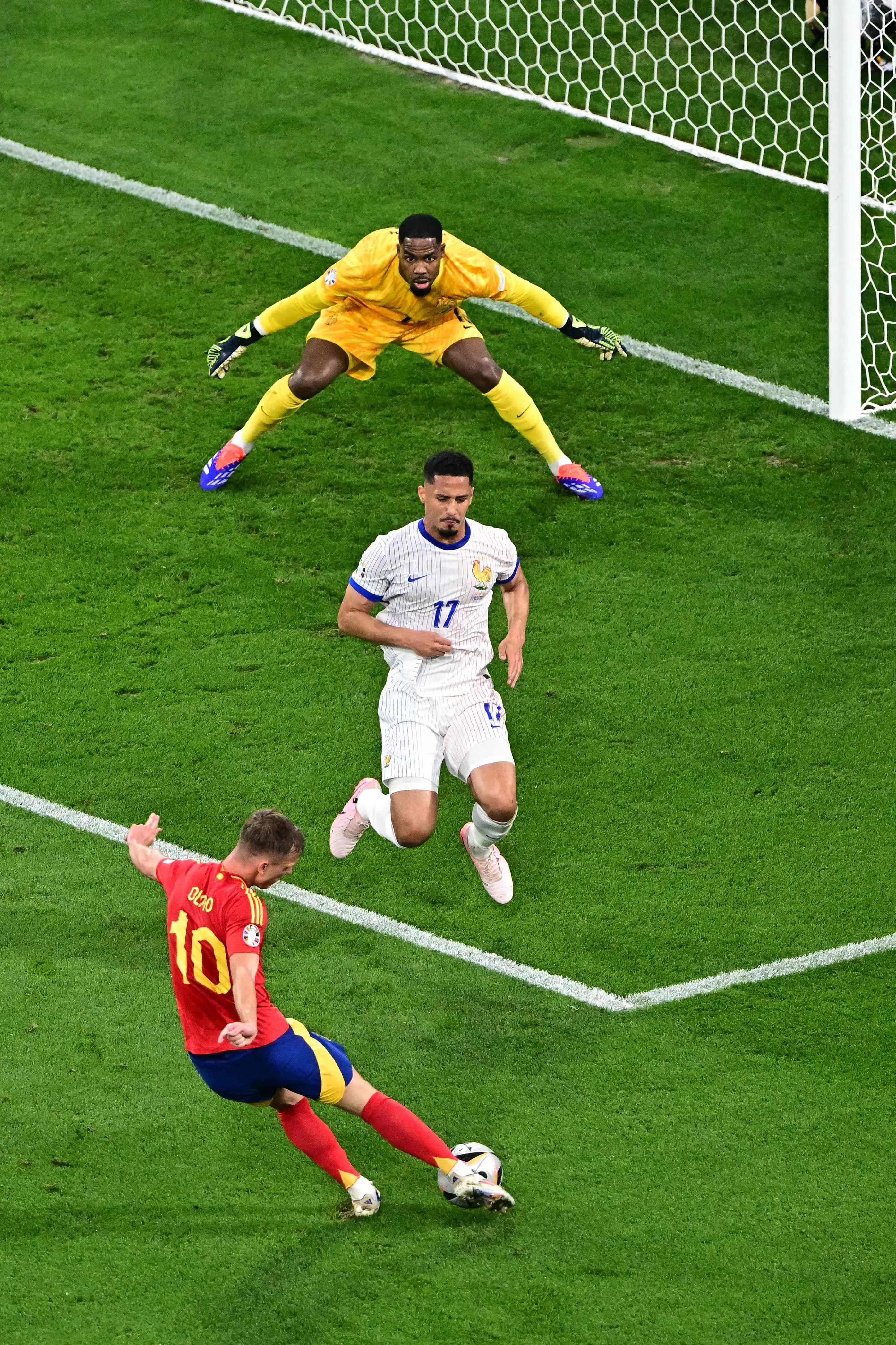 奥尔默（红衣者）为西班牙踢进绝杀球。（法新社）