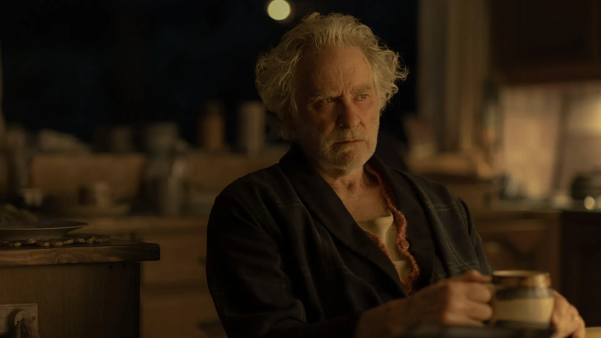 凯文克莱将近乎疯癫却狡黠的父亲，演绎得让人怜悯却也愤恨。（互联网）