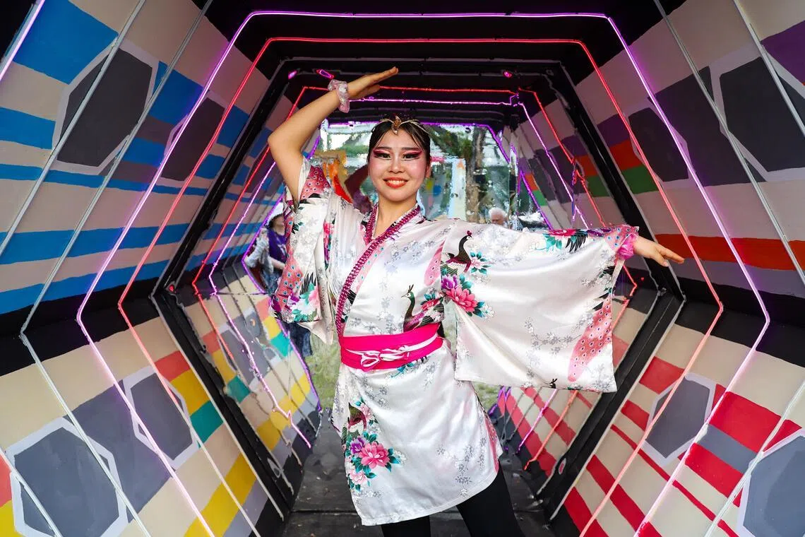 第一次从日本来到新加坡参与妆艺，桑岛爱理彩感到十分荣幸，她觉得能够与来自不同国家的表演者同台演出，是一次难得的学习和交流机会。（林明顺摄）