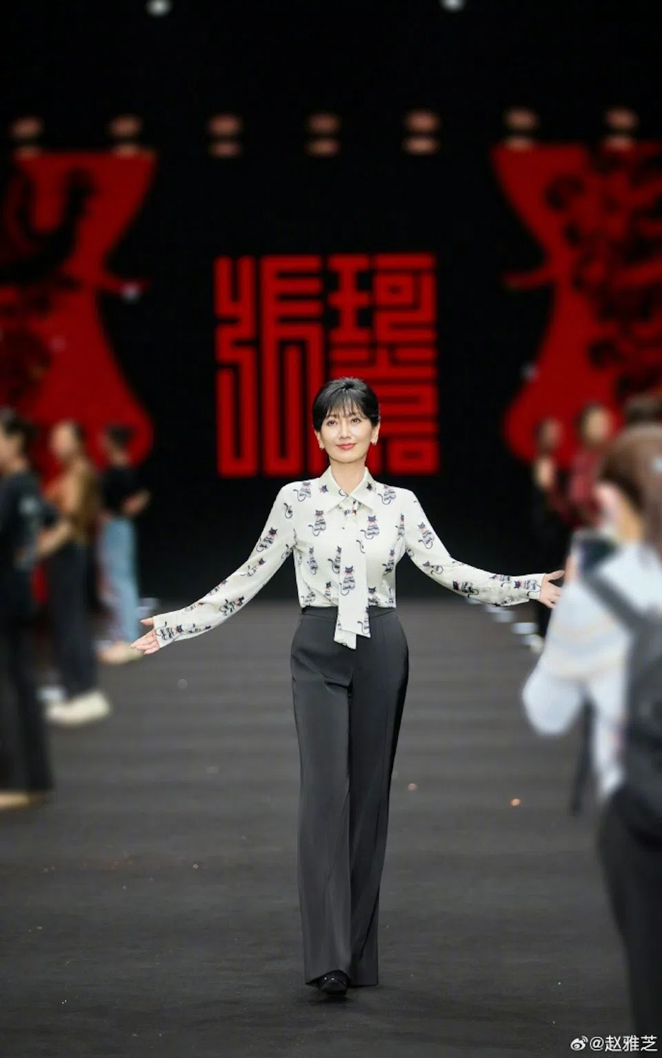 赵雅芝首次踏足高定秀场就获得极大反响。（取自赵雅芝微博）