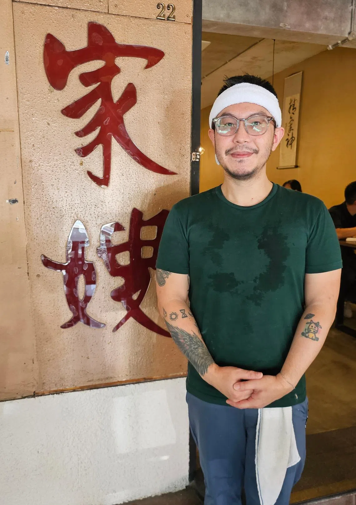“家嫂”第三代经营者邓伟亮，不排除未来以小贩方式继续售卖鱼片米粉汤。（黄亿敏摄）