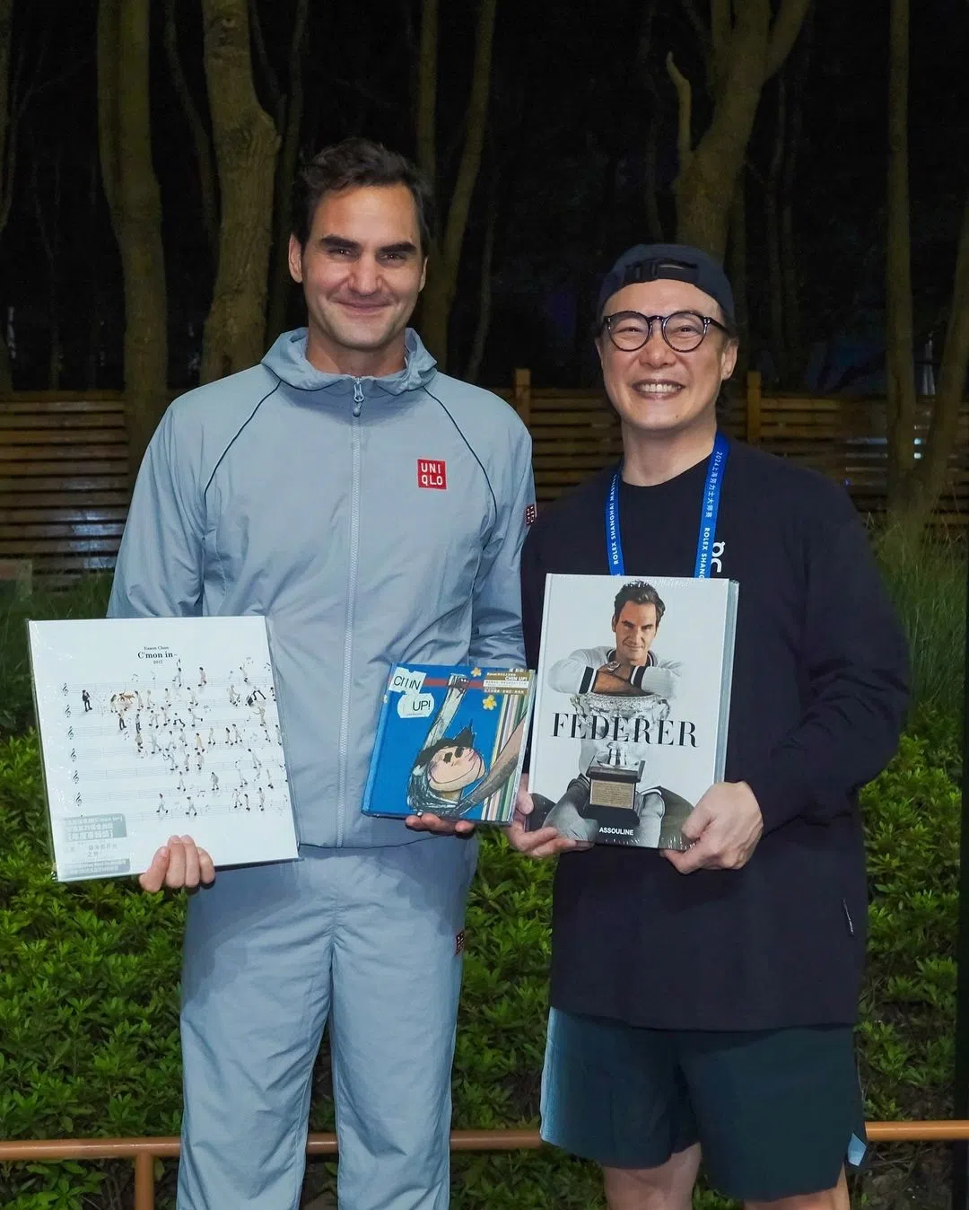 陈奕迅（右）与网球偶像费德雷尔交换礼物。（取自陈奕迅IG）