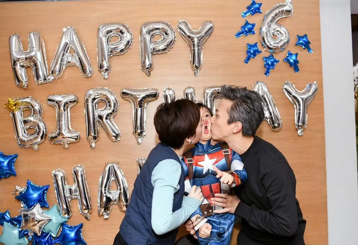 网民翻出等等六岁生日时被爸妈亲吻的旧照。（互联网）