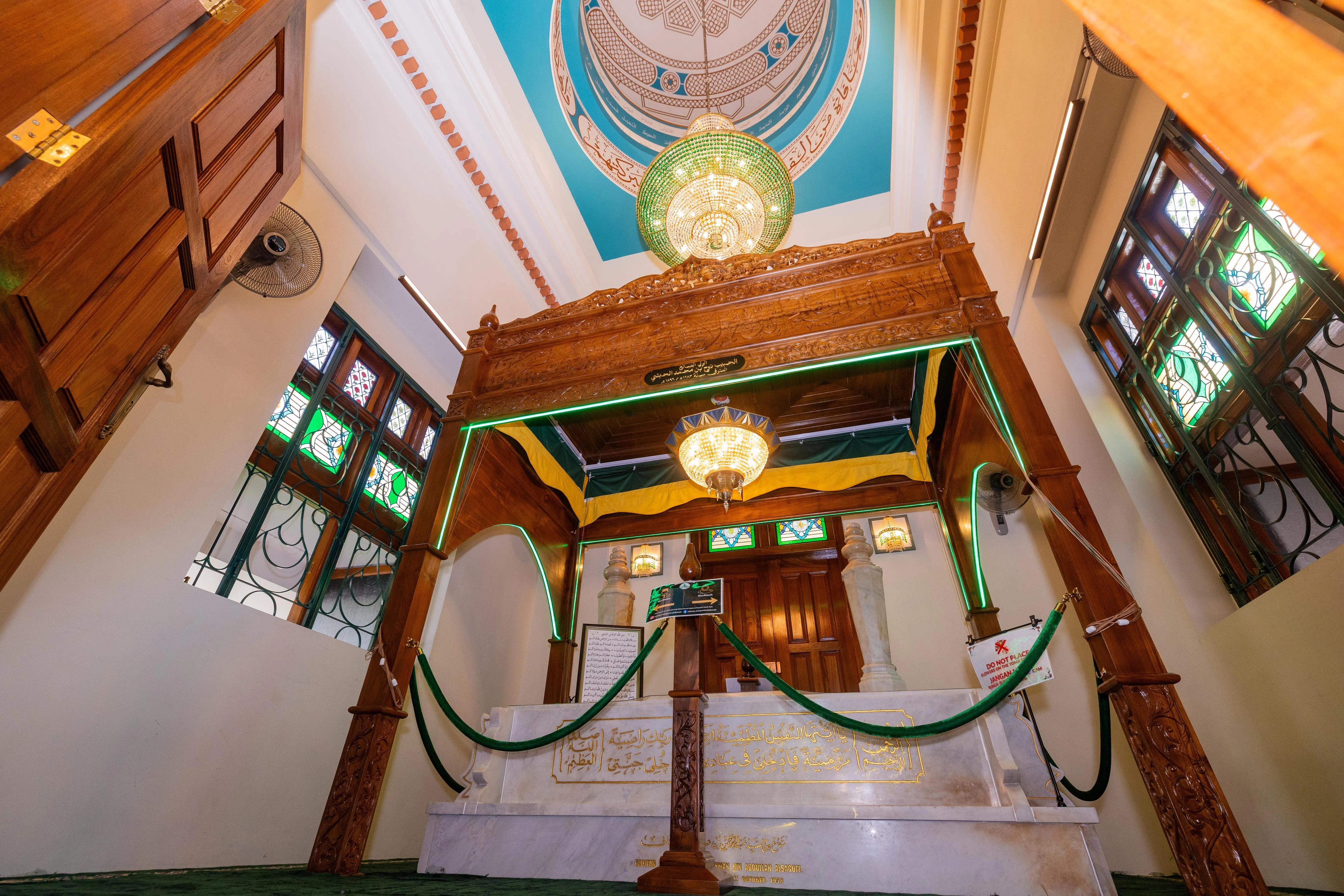 哈比诺圣坟的圆顶设在圣坟的上方，全新的圆顶内部如今增添优美的伊斯兰书法作为装饰，书法写的是真主阿拉的99个尊名。（吴先邦摄）