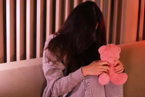 与13岁女巴士迷在车内发生关系 巴士车长监八年鞭六下