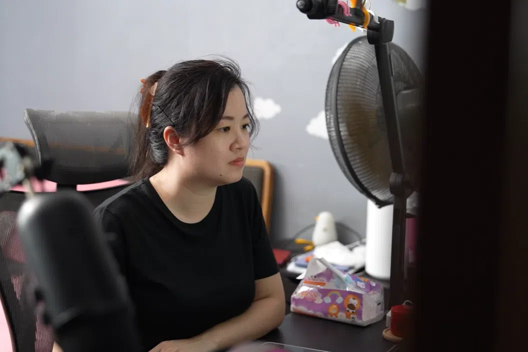 住房申请是单亲妈妈面临的一个挑战。何诗琴在建屋局网站上寻找资料。（视频截图）