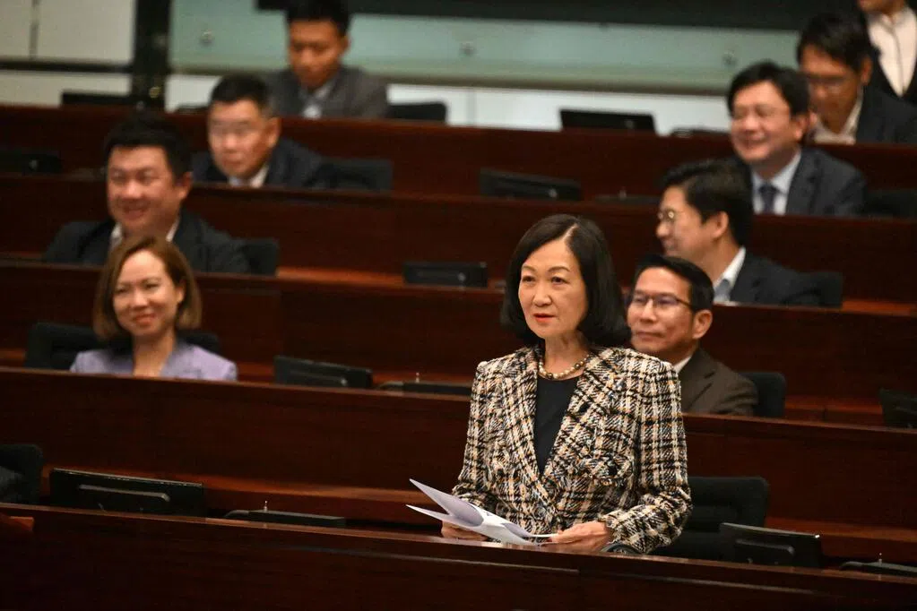 叶刘淑仪宣布弃选 但强调继续行政会议工作不退休 | 联合早报