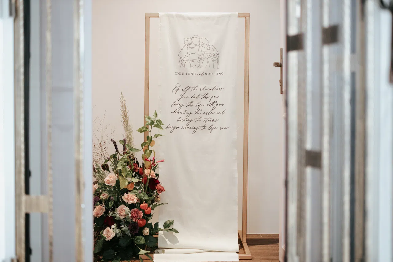 90后准新人近年的婚礼场地布景与宾客接待处的装饰，都以简约典雅的设计为主。（受访者提供，Lensofmira摄）