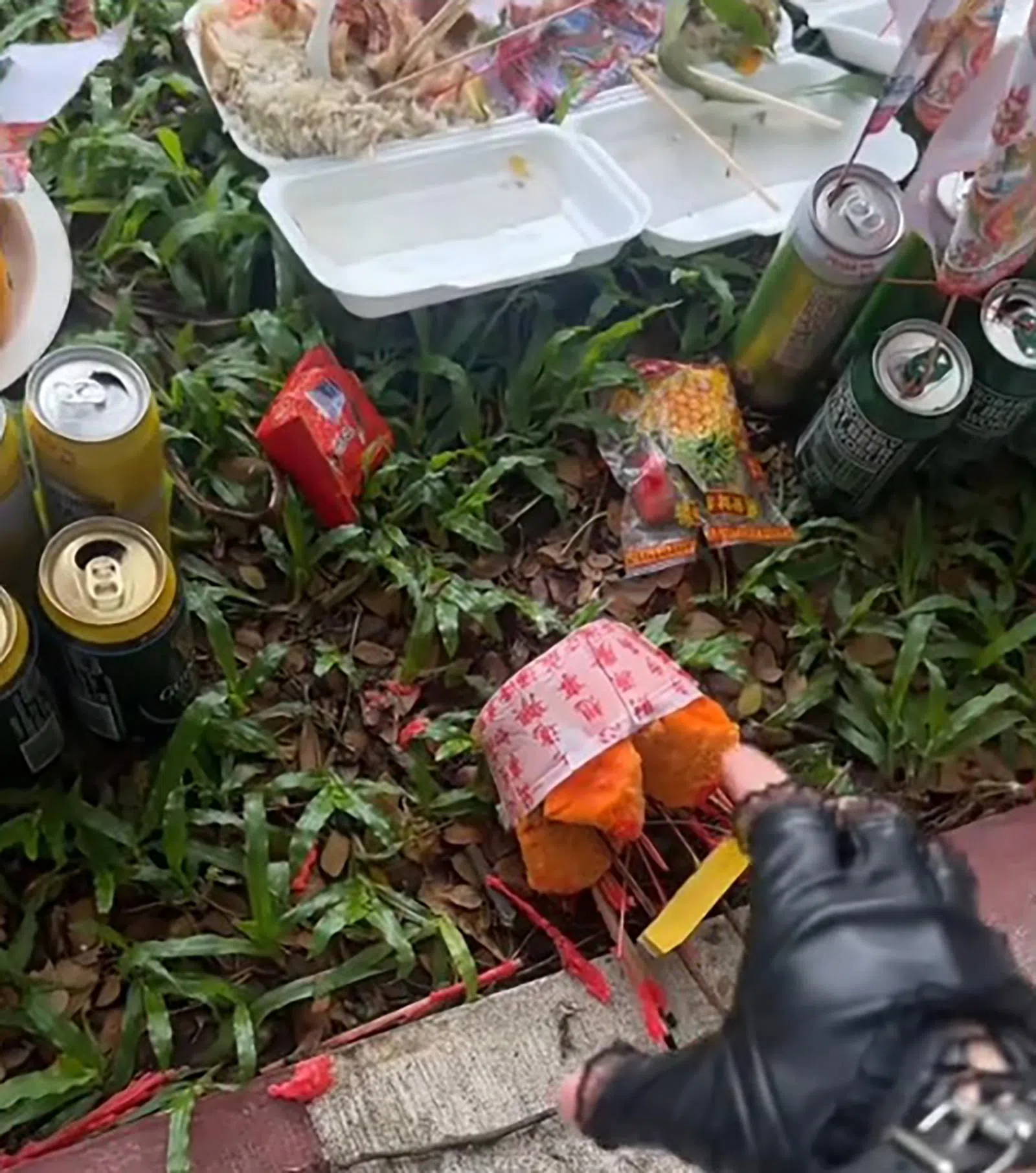 视频显示，青年把手伸向路边的发糕。（取自TikTok）