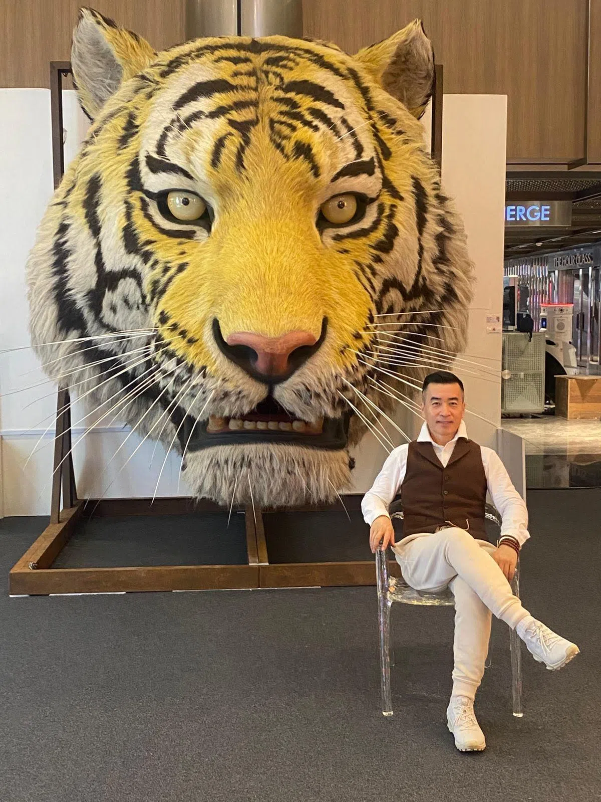 中国当代雕塑家蔡志松与作品《吼》合影。（林大艺术中心提供）