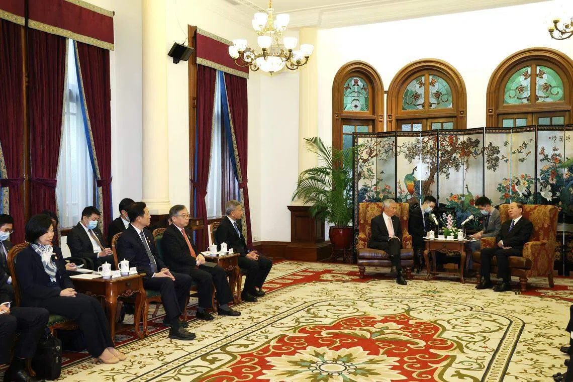 1993年辩论赛监制朱亮亮女儿沈颖是现任新加坡国家发展部兼外交部高级政务部长，也是此次陪同李显龙访华的部长之一。图为李显龙（前排右二）3月29日在广州与中共广东省委书记黄坤明（前排右一）会面，沈颖（左一）等部长也参加会面。（邝启聪摄）