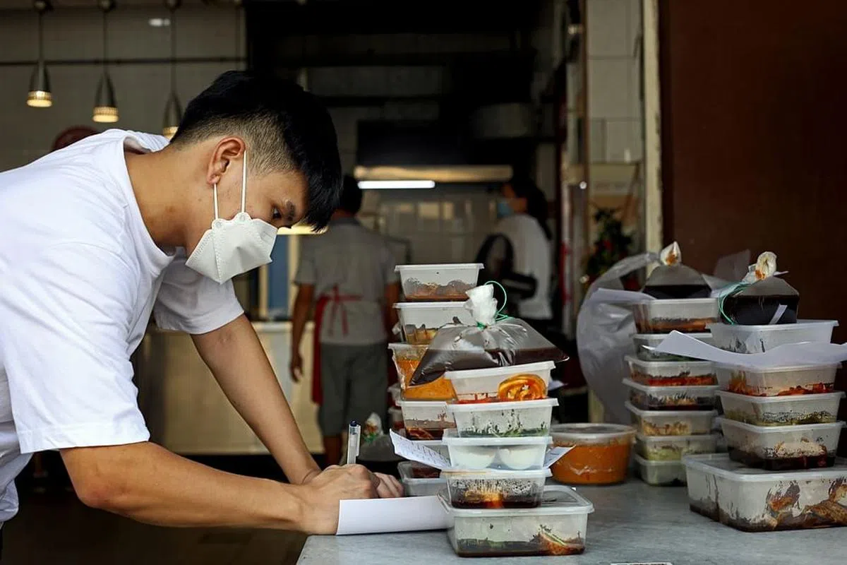 白勇杰帮爸爸搞送餐服务。（严宣融摄）