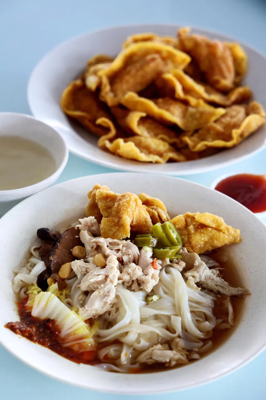 点了半份炸鱼饺和半份炸虾饺，搭配滑嫩的怡保河粉一起享用。（龙国雄摄）