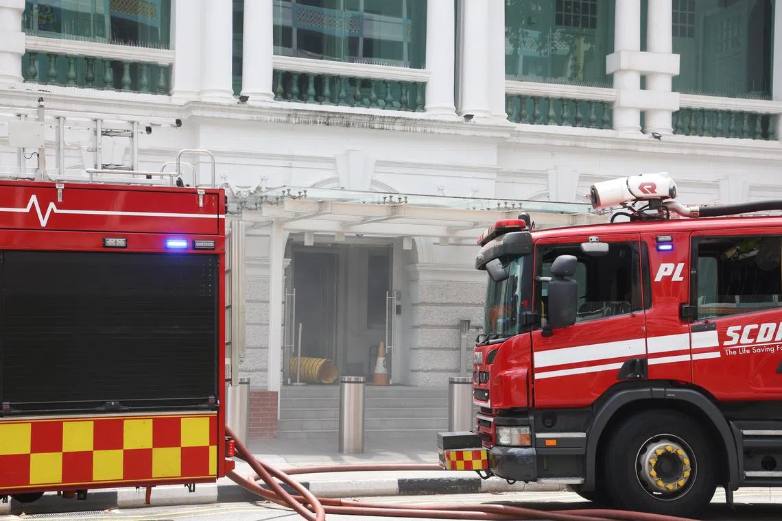 建筑内未见任何火光，只能隐约看到一些白烟冒出，相信火势已经得到控制。（吴先邦摄）