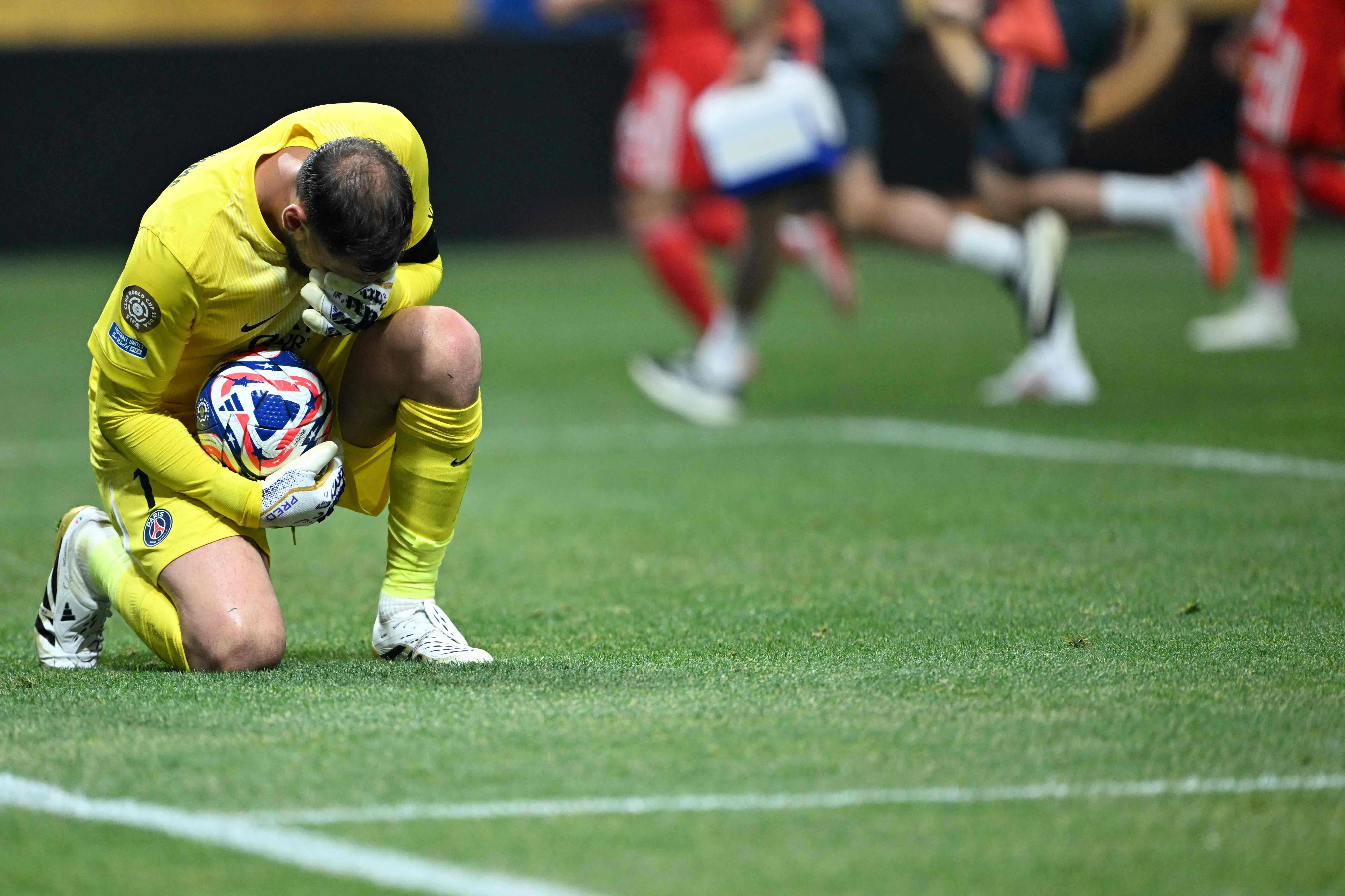 多纳鲁马（图）在穆西亚拉受伤后跪地捂脸，对于伤况始料未及。（法新社）