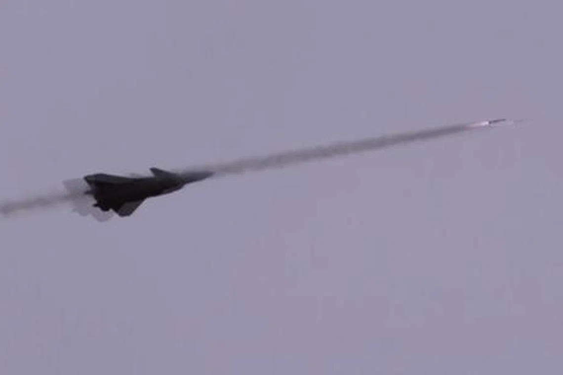 视频中出现歼-20实弹射击的画面。（视频截图）